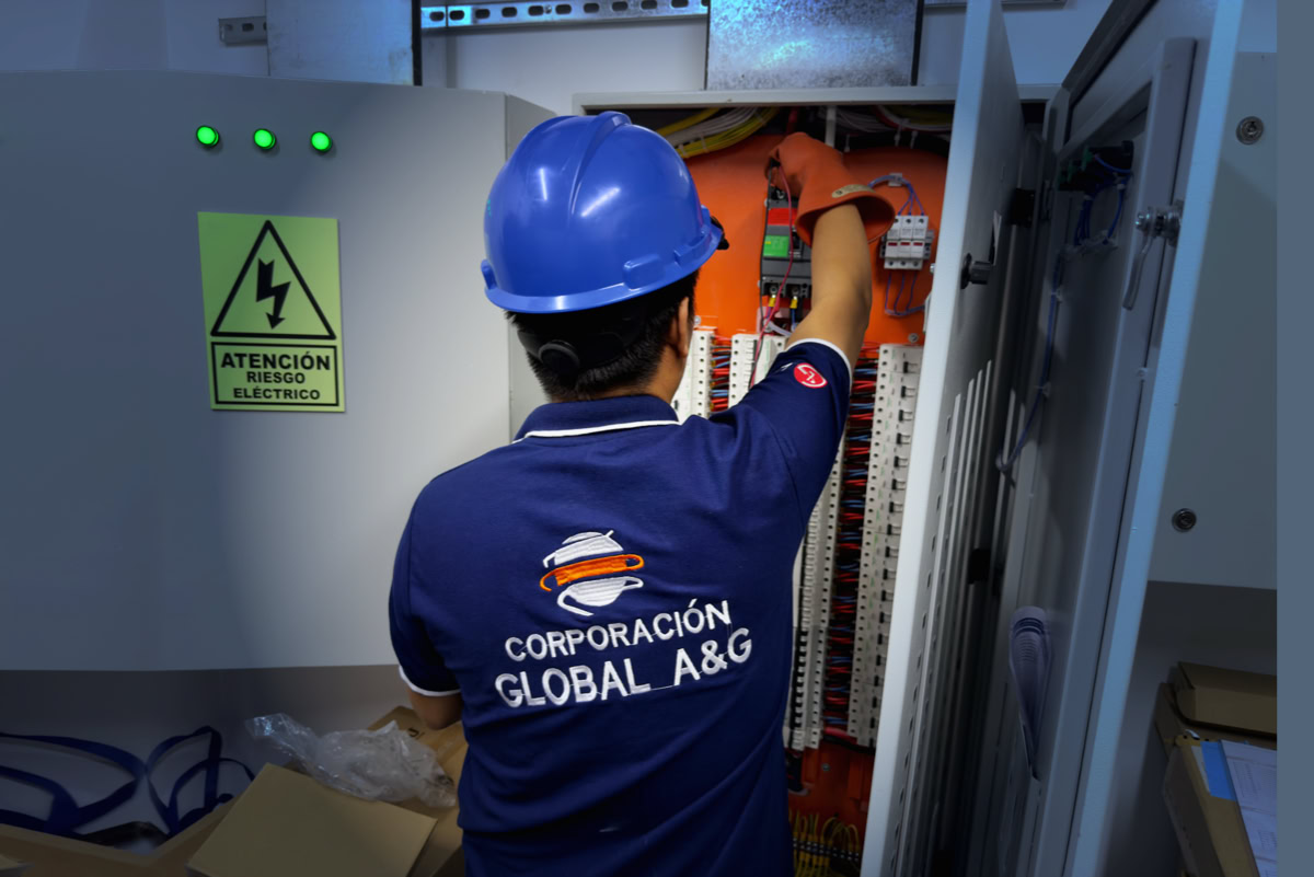 Técnico de Global A&G realizando diagnóstico