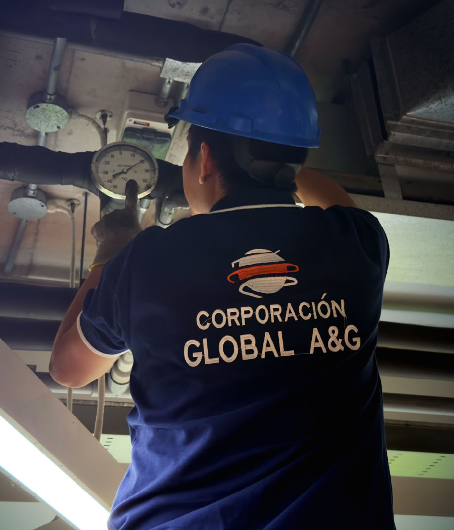 Técnico de Corporación Global A&G trabajando en un sistema HVAC