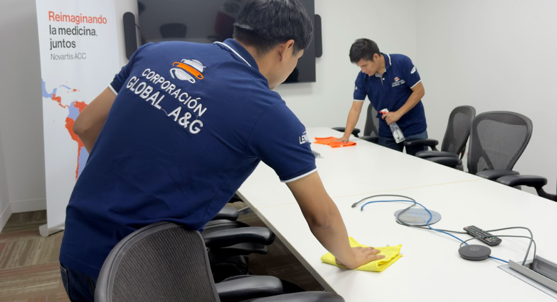 Equipo de Global A&G realizando limpieza corporativa